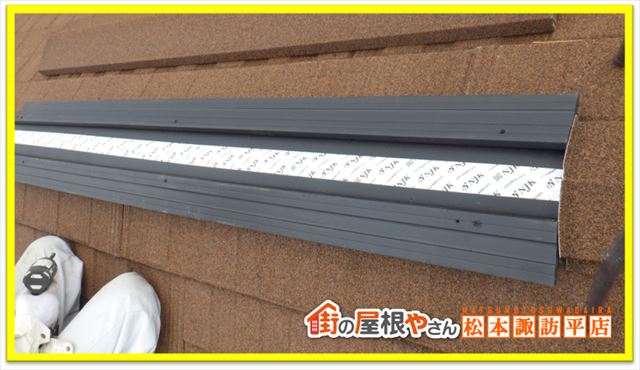 松本市ジンカリウム鋼板カバー工法　換気棟透湿防水シートとヌキ